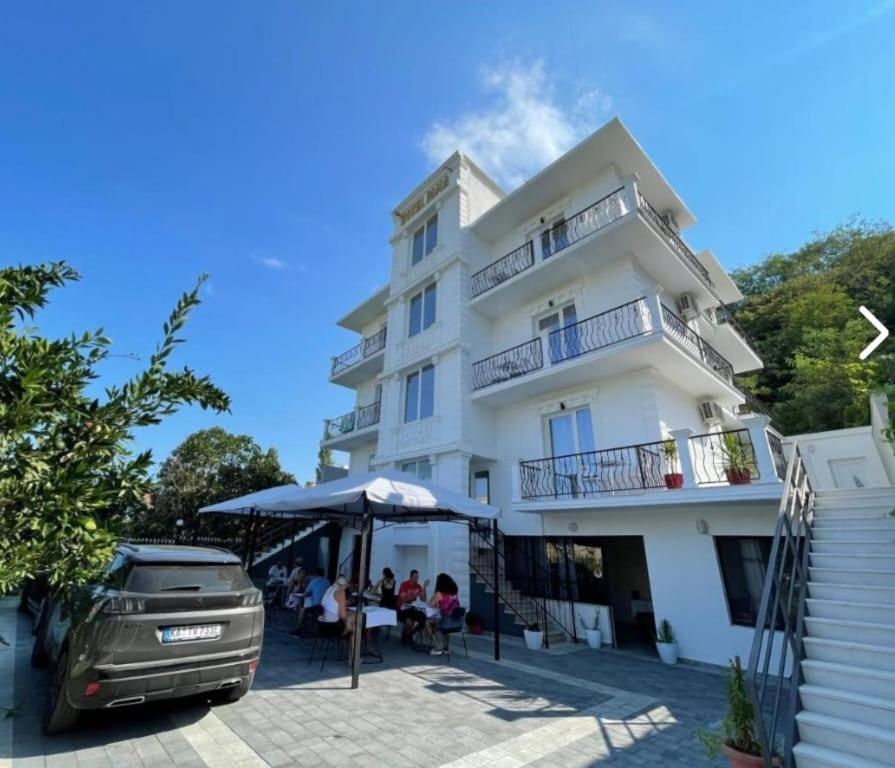 Hotel Fama Škalngur エクステリア 写真